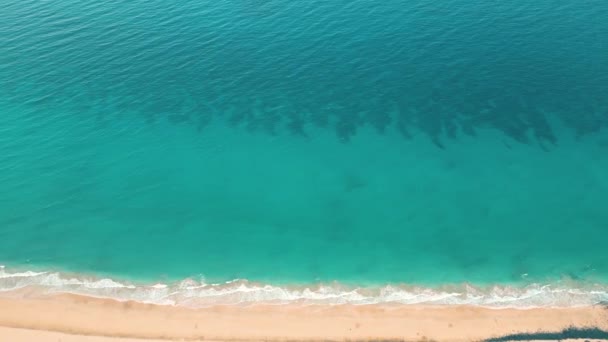 夏天的海景美丽的海浪 蓝色的海水在阳光灿烂的日子里 西班牙爱斯基诺海滩 加那利岛顶部从无人驾驶飞机俯瞰 海鸟瞰 热带自然美丽而明亮的海浪飞溅 沙滩上的落日光芒 — 图库视频影像