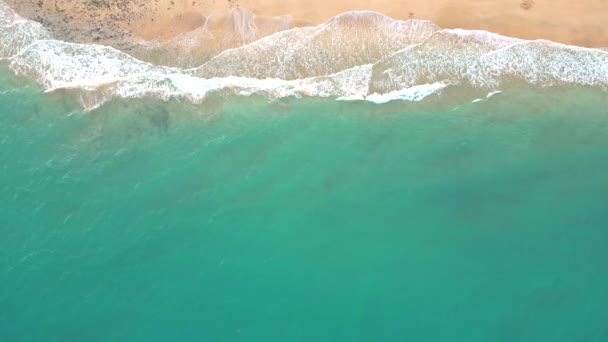 夏の海岸の美しい波 晴れた日の青い海水 Esquinzoビーチ スペイン カナリア島 ドローンからのトップビュー 海の眺め 熱帯の自然 美しい明るい海の波が飛び ビーチの砂の日没のライト — ストック動画