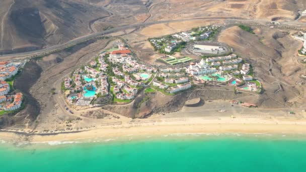 令人惊奇的爱斯基诺海滩与无尽的地平线 背景中的火山群山和大西洋 西班牙加那利群岛Fuerteventura的Esquinzo海滩 Playa Esquinzo酒店Fuerteventura公主 — 图库视频影像