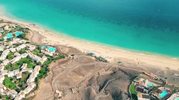 令人惊奇的爱斯基诺海滩与无尽的地平线 背景中的火山群山和大西洋 西班牙加那利群岛Fuerteventura的Esquinzo海滩 加那利群岛弗尔特文图拉岛Esquinzo广场 公主旅馆 — 图库视频影像