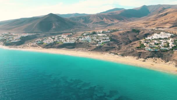 令人惊奇的爱斯基诺海滩与无尽的地平线 背景中的火山群山和大西洋 西班牙加那利群岛Fuerteventura的Esquinzo海滩 加那利群岛弗尔特文图拉岛Esquinzo广场 公主旅馆 — 图库视频影像