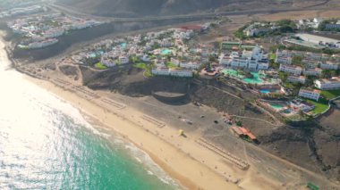 İspanya 'nın Kanarya Adaları, Prenses Fuerteventura sahilindeki lüks bir otelin havadan görüntüsü. İnanılmaz Esquinzo plajı arka planda ve Atlantik Okyanusu 'nda.