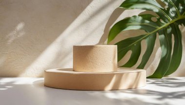 Boş bej rengi çimento kavisli tezgah podyumu. Yumuşak, yumuşak, benekli güneş ışığı gölge beyaz duvarda. Lüks organik kozmetik cilt bakımı için.