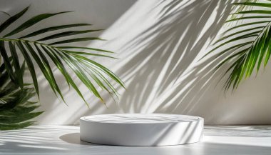 Boş bej rengi çimento kavisli tezgah podyumu. Yumuşak, yumuşak, benekli güneş ışığı gölge beyaz duvarda. Lüks organik kozmetik cilt bakımı için.