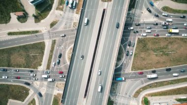 Altında otoyol tüneli, altyapı ve ulaşım olan kavşağın üzerinden geçen insansız hava aracı görüntüleri. Hava görünümü