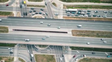 Altında otoyol tüneli, altyapı ve ulaşım olan kavşağın üzerinden geçen insansız hava aracı görüntüleri. Hava görünümü