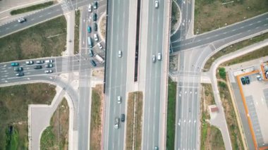 Altında otoyol tüneli, altyapı ve ulaşım olan kavşağın üzerinden geçen insansız hava aracı görüntüleri. Hava görünümü