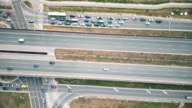Altında otoyol tüneli, altyapı ve ulaşım olan kavşağın üzerinden geçen insansız hava aracı görüntüleri. Hava görünümü