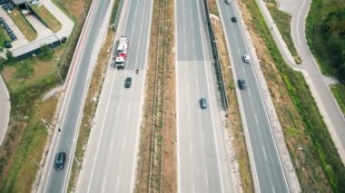Kentsel damarlar: İHA görüntüleri otoyolda kesişiyor, şehir trafiğinin durmaksızın akışını yansıtıyor. Çok katlı otoyollarda araç balesi, havadan çekim şehir ritmini yakalar. Otoyol kavramı