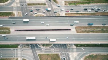 Kentsel damarlar: İHA görüntüleri otoyolda kesişiyor, şehir trafiğinin durmaksızın akışını yansıtıyor. Çok katlı otoyollarda araç balesi, havadan çekim şehir ritmini yakalar. Otoyol kavramı