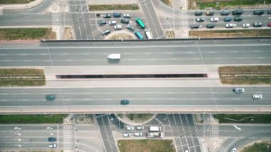 Kentsel damarlar: İHA görüntüleri otoyolda kesişiyor, şehir trafiğinin durmaksızın akışını yansıtıyor. Çok katlı otoyollarda araç balesi, havadan çekim şehir ritmini yakalar. Otoyol kavramı