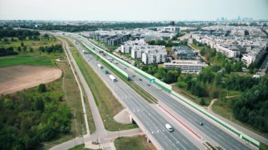 Kentsel damarlar: İHA görüntüleri otoyolda kesişiyor, şehir trafiğinin durmaksızın akışını yansıtıyor. Çok katlı otoyollarda araç balesi, havadan çekim şehir ritmini yakalar. Otoyol kavramı