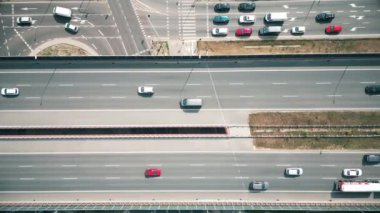 Kentsel damarlar: İHA görüntüleri otoyolda kesişiyor, şehir trafiğinin durmaksızın akışını yansıtıyor. Çok katlı otoyollarda araç balesi, havadan çekim şehir ritmini yakalar. Otoyol kavramı