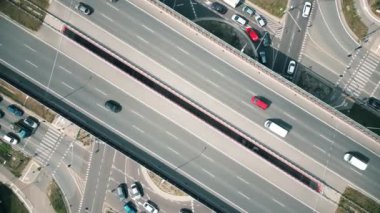 Şehirdeki kavşakta giden arabaların hava görüntüsü, Ulaşım kavşağı altyapısı, Otoyol kavşağı.