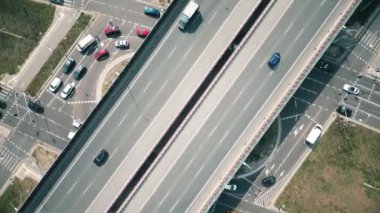Şehirdeki kavşakta giden arabaların hava görüntüsü, Ulaşım kavşağı altyapısı, Otoyol kavşağı.