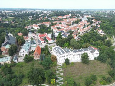 Sandomierz Tarihi Kasabası 'nın büyüleyici güzelliğini yukarıdan yaşayın. Resimli şatoya ve sınırlarının içine yerleşmiş yayılan parka hayran kalacaksınız. Canlı yeşillik..