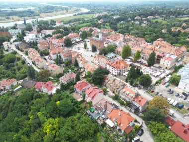 Tarihi Sandomierz Eski Kasabası 'nın büyüleyici hava görüntüsü. Bu büyüleyici şehrin kalbinde dolanan dolambaçlı bir nehir var. Eski şehirlerin büyük mimarisi..