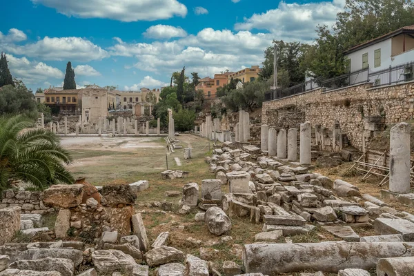 Colunas Arruinadas Antigo Fórum Romano Atenas Com Céu Azul Nublado — Fotografia de Stock