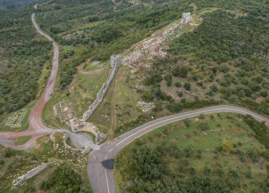 Antik Messene kentinin duvarlarının havadan görünüşü Antik Yunan 'da Sparta' nın rakip ve vasal devleti