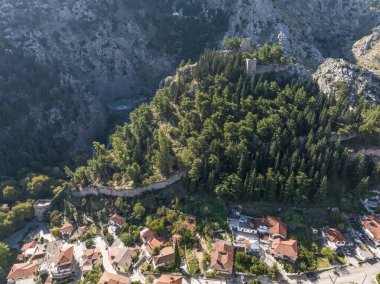 Yunanistan 'ın orta kesiminde yıkık duvarlı ve kuleli Livadia kalesinin havadan görünüşü