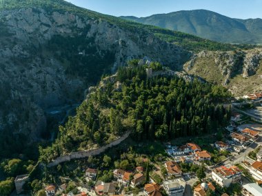 Yunanistan 'ın orta kesiminde yıkık duvarlı ve kuleli Livadia kalesinin havadan görünüşü