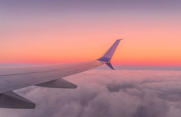 Szárny Egy Kereskedelmi Légitársaság Motorjával Amely Felhők Felett Repül Naplemente — Stock Fotó