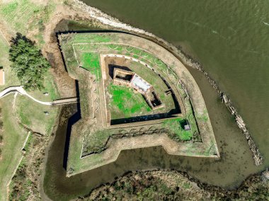 Fort Pike 'ın havadan görünüşü, New Orleans' ın doğusundaki tarihi tuğla kale ABD 'yi deniz aşırı saldırılardan ve Louisiana' daki Rigolets köprüsünden koruyor.