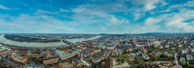 Budapeşte 'nin parlamentoyla birlikte gül tepesinden Budapeşte' nin hava manzarası, Buda kalesi Gellert tepesi.