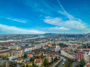 Budapeşte 'nin Rose Hill Rozsadomb' daki havadan görünüşü Gellert Tepesi, Buda Kalesi, Parlamento 'nun Tuna Nehri üzerindeki köprüleri