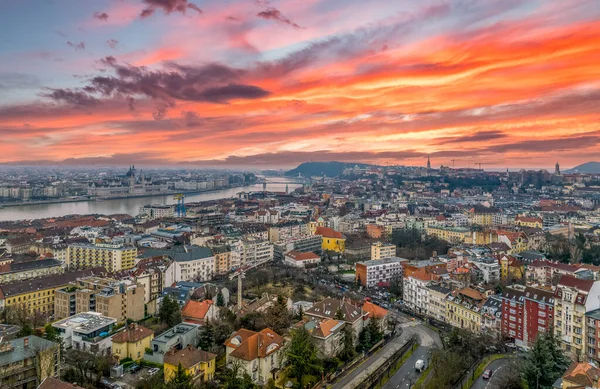 从空中俯瞰布达佩斯的玫瑰山与议会 布达城堡 盖尔特山戏剧性的五彩斑斓的天空 — 图库照片
