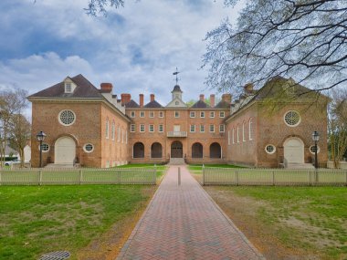 Williamsburg Virginia 'daki William ve Mary Koleji' nin Wren binasının manzarası.