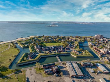 Fort Monroe yıldızının askeri kale şeklindeki hava manzarası Norfolk 'u su dolu hendekle çevrili olarak koruyor.