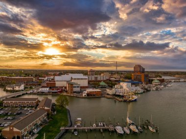 Hampton Virginia 'da gün batımının göz kamaştırıcı görüntüsü, liman, hava bilimi merkezi...