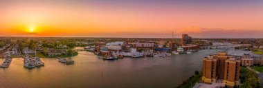 Hampton Virginia 'da gün batımının göz kamaştırıcı görüntüsü, liman, hava bilimi merkezi...