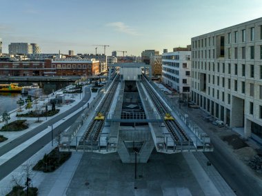 Orientkaj 'daki yer üstü metro istasyonunun hava görüntüsü.