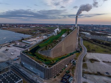 Amager Bakke 'nin hava görüntüsü, aynı zamanda Amager Yamacı veya Kopenhag olarak da bilinir, Amager, Kopenhag' daki enerji atık tesisi ve eğlence tesisi.
