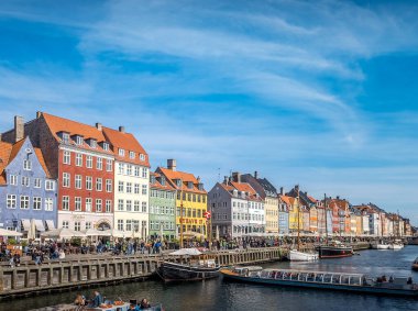 Nyhavn 'ın Danimarka' nın Kopenhag kentindeki 17. yüzyıl rıhtım, kanal ve eğlence bölgesi manzarası. Parlak renkli 17. ve 18. yüzyıl başları şehirleri tarafından dizilmiş.