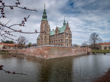 Rosenborg Slot Kopenhag 'daki Hollanda Rönesans Sarayı hendekle çevrili.