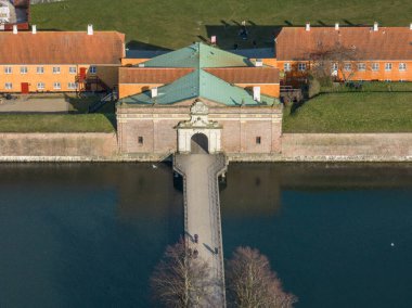 Danimarka 'daki su dolu hendeğin üzerindeki Kronborg şatosunun hava manzarası ve köprüsü.