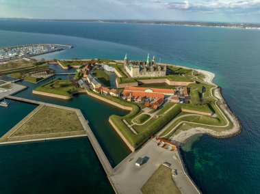 Baltık Denizi 'nin girişini koruyan ravelin ve Helsingor Danimarka' daki Öresund ile Kronborg kalesinin hava görüntüsü.