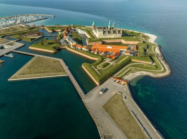 Baltık Denizi 'nin girişini koruyan ravelin ve Helsingor Danimarka' daki Öresund ile Kronborg kalesinin hava görüntüsü.