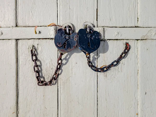 Ρουστίκ Μεταλλικές Κλειδαριές Αλυσίδα Λευκή Ξύλινη Πόρτα — Φωτογραφία Αρχείου