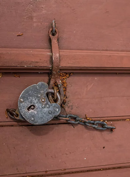 Ρουστίκ Μεταλλική Κλειδαριά Αλυσίδα Κόκκινη Ξύλινη Πόρτα — Φωτογραφία Αρχείου