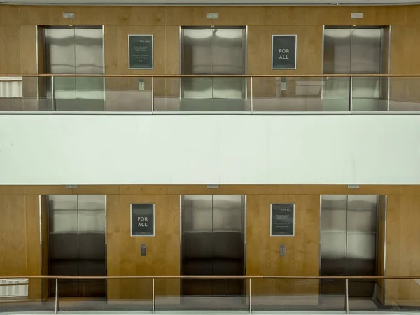 Три Параллельных Лифта Дверьми Нержавеющей Стали — стоковое фото