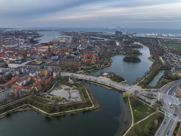 日落时保护哥本哈根克里斯蒂尼亚社区的多边形堡垒和注满水的护城河的空中景观 — 图库照片