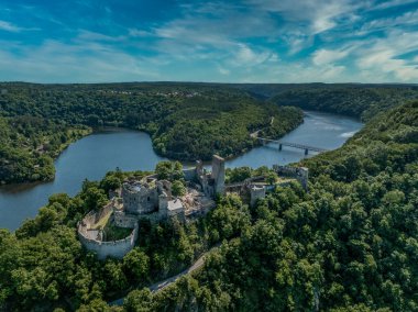 Güney Bohemya 'daki Cornstejn veya Zornstein yüksek orta çağ konutu ve Gotik kalesinin havadan görünüşü Thaya Dyja nehri ve rezervuarla çevrili.