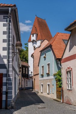 Orta Çağ şehir merkezi Ceske Budejovice 'de, ortaçağ kalesi sanat merkezi Rabentejnsk' e dönüştürülmüş sessiz bir cadde. 