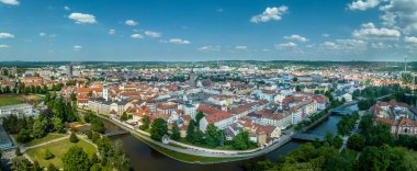 Ünlü bira üreticisi Ceske Budejovice ortaçağ şehir merkezinin hava manzarası renkli evleri, şehir duvarı ve Vltava nehri kenarındaki kuleleri
