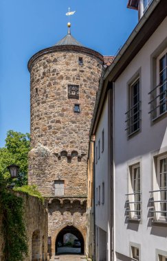 Ortenburg ortaçağ kalesi ve Wasserkunst Ortaçağ kuleleri ile Doğu Almanya 'daki Lusatia Saxony' de Bautzen 'de hava manzarası