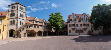 Ortaçağ şatosu Moritzburg 'un kuru hendek, Gotik saray ve Almanya Halle' deki kilise üzerinden geçen taş köprü manzarası.